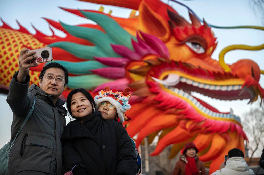 China-Lunar-new-year-tourism-entertainment